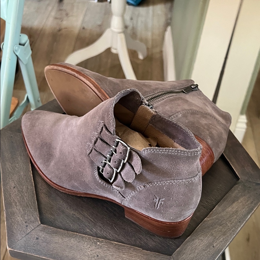 🛑 1 hour sale. Frye, size 8, Gray Suede Ankle Booties with Buckles